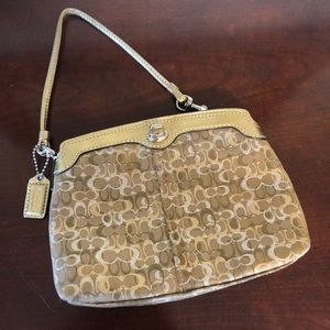 Coach clutch with twisting lock.